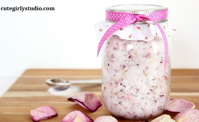 Rose and coconut scrub