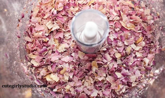 Rose and coconut scrub